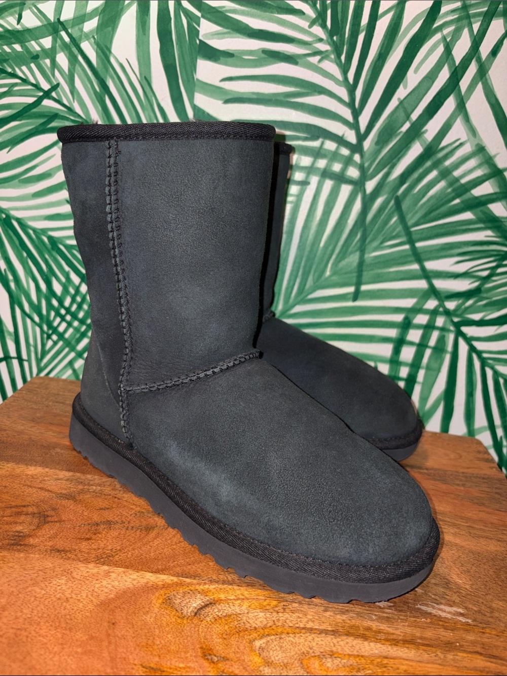 UGG Classic Short II Black Sheepskin Boots Women’s 6